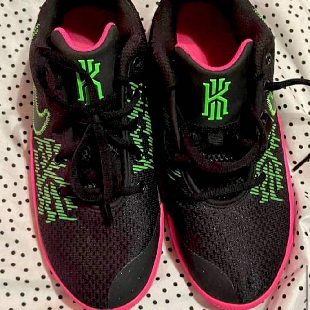 Nike Kids' Kyrie Flytrap II Basketball Shoes size 4